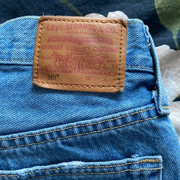 Levi’s 501 Shorts - Picture 3 of 4
